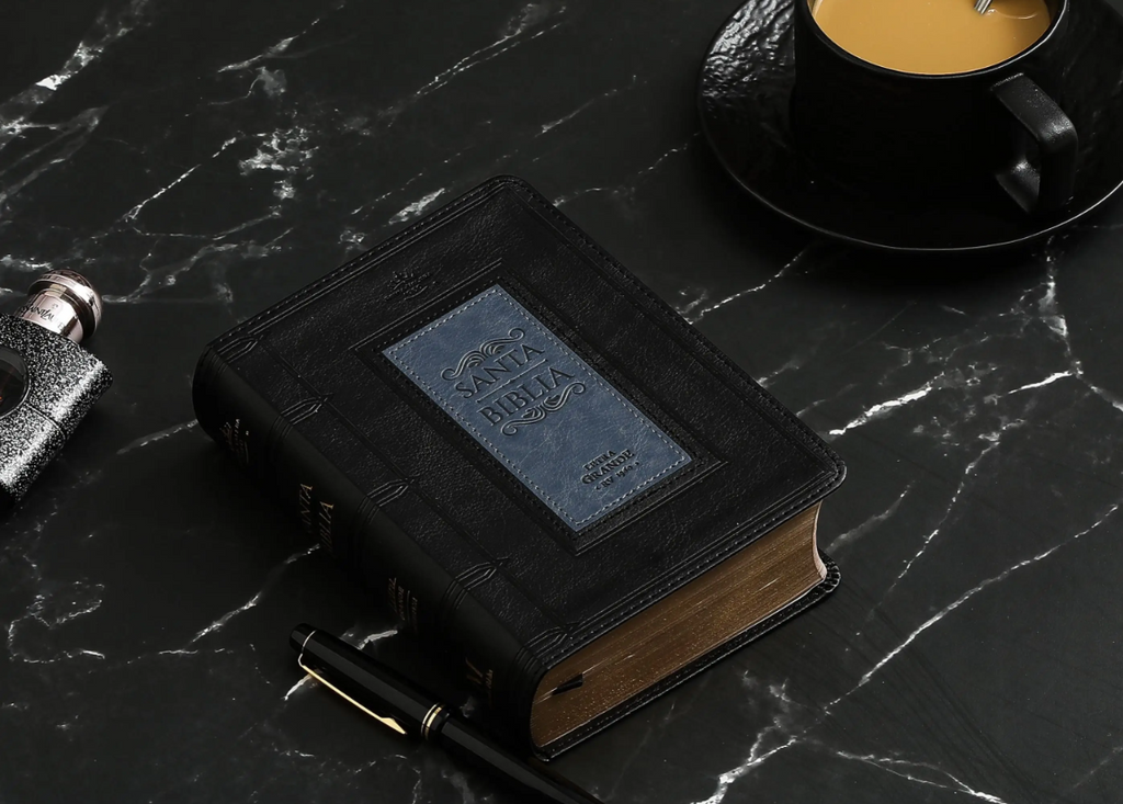 Biblia mediana, versión 60, concordancia amplia 100 pág, canto dorado negro gris