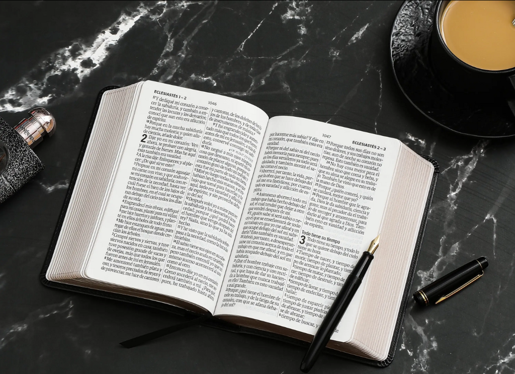 Biblia mediana, versión 60, concordancia amplia 100 pág, canto dorado negro gris