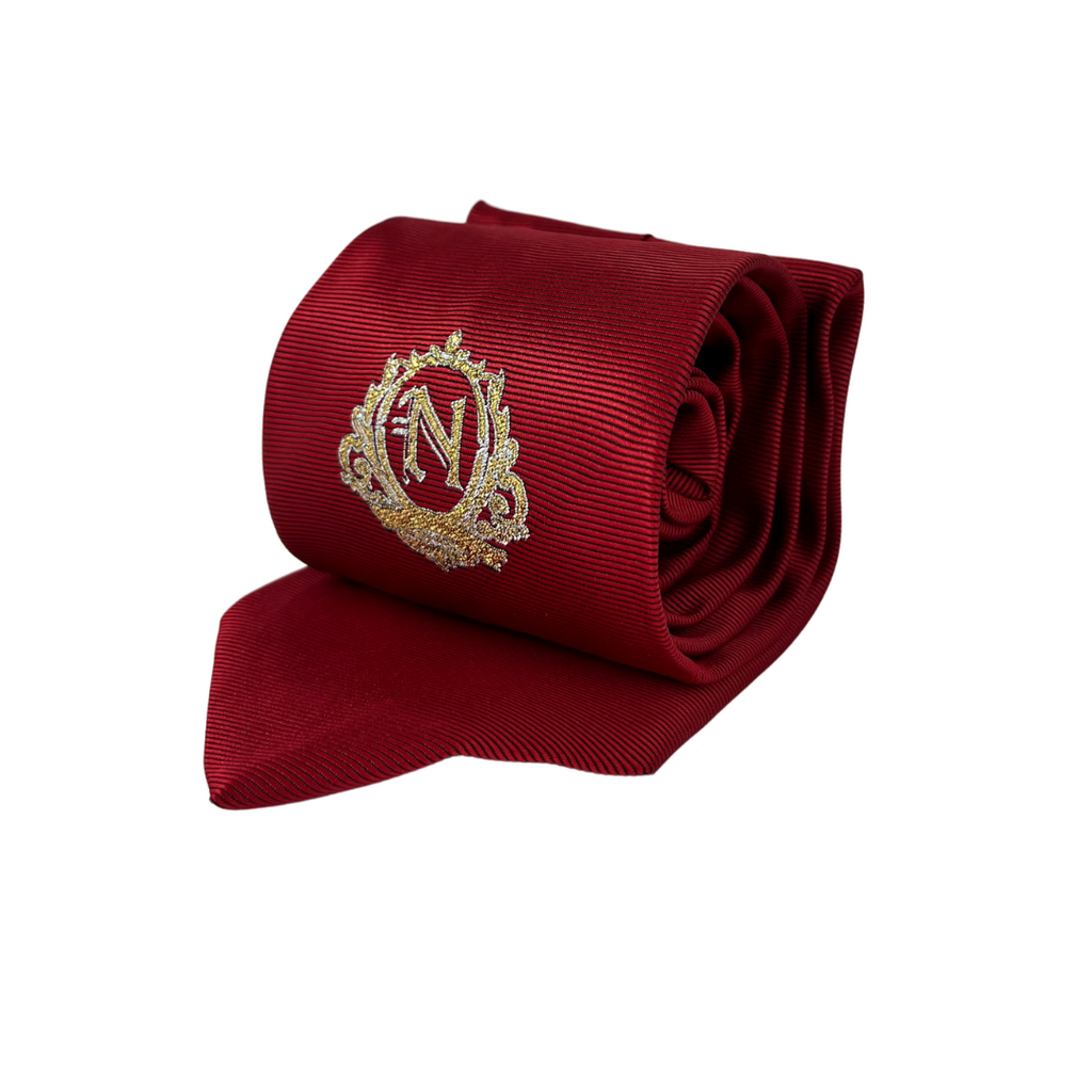 Corbata roja con escudo bordado