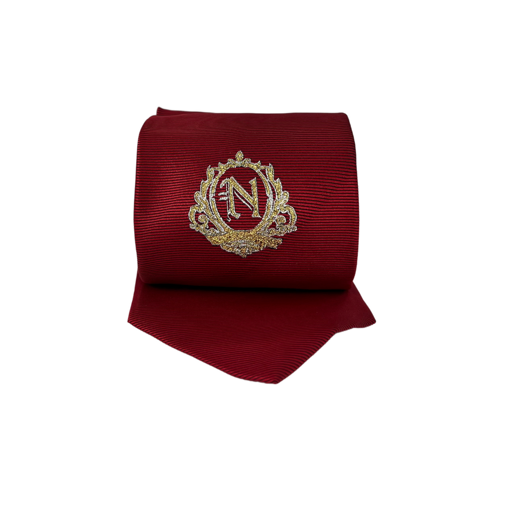 Corbata roja con escudo bordado