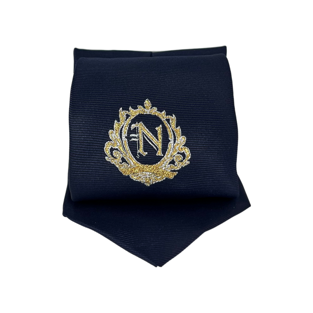 Corbata azul marino con escudo bordado