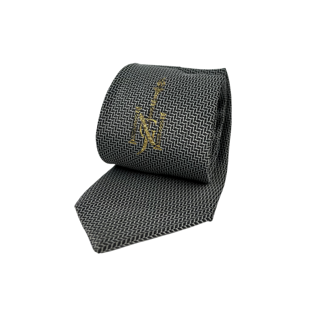 Corbata plata con escudo bordado
