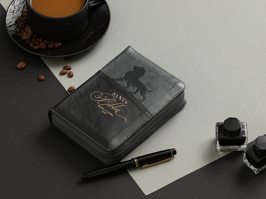 Biblia mediana con cierre índice canto dorado León letra grande 12 punto negro/gris