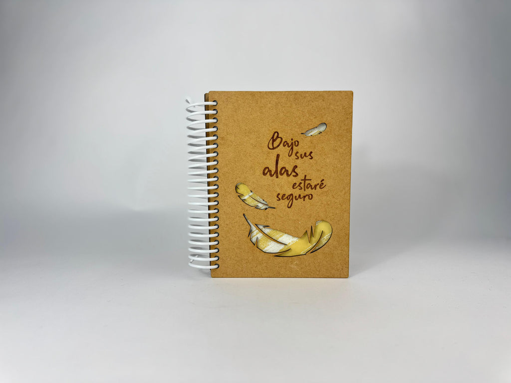 LIBRETA MDF MODELO BAJO SUS ALAS ESTARÉ SEGURO