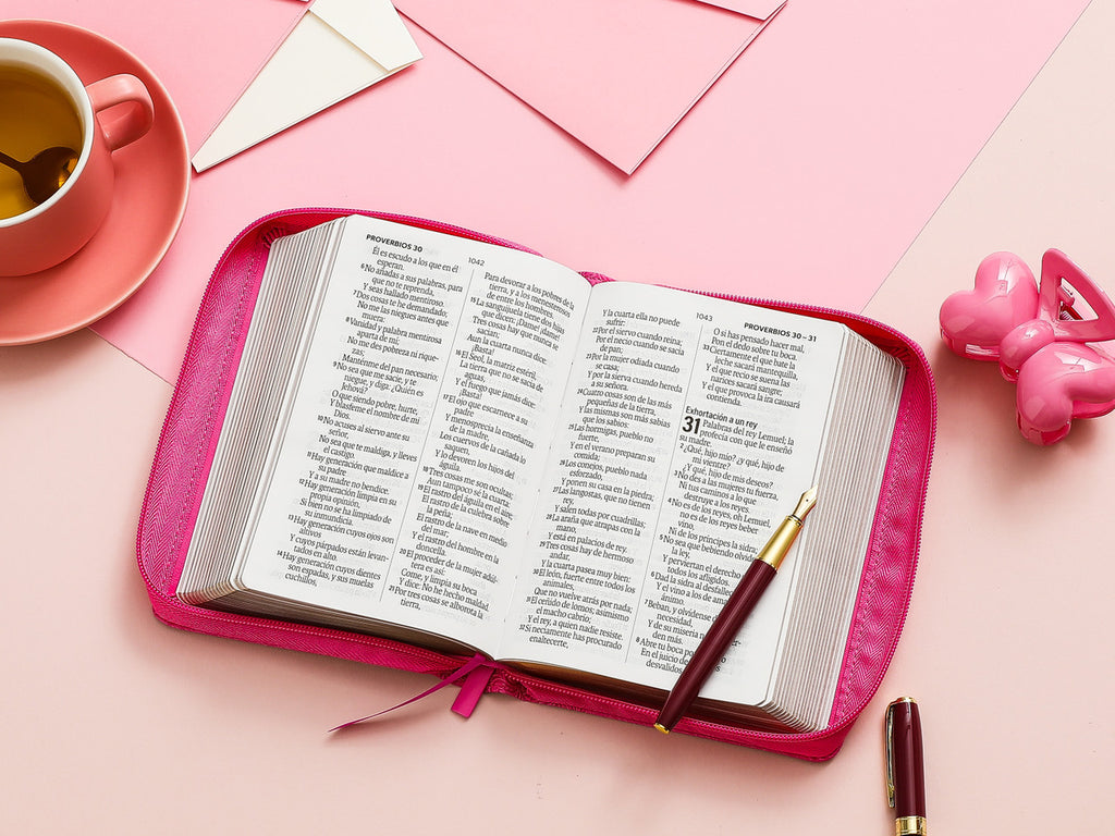 Biblia Mediana con Cierre Letra Grande 12 puntos RV1960, imitación piel fucsia floral