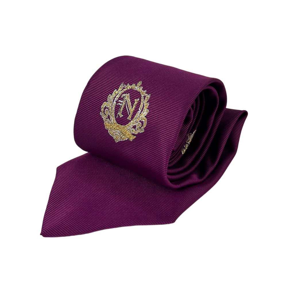 Corbata morada vino con escudo bordado