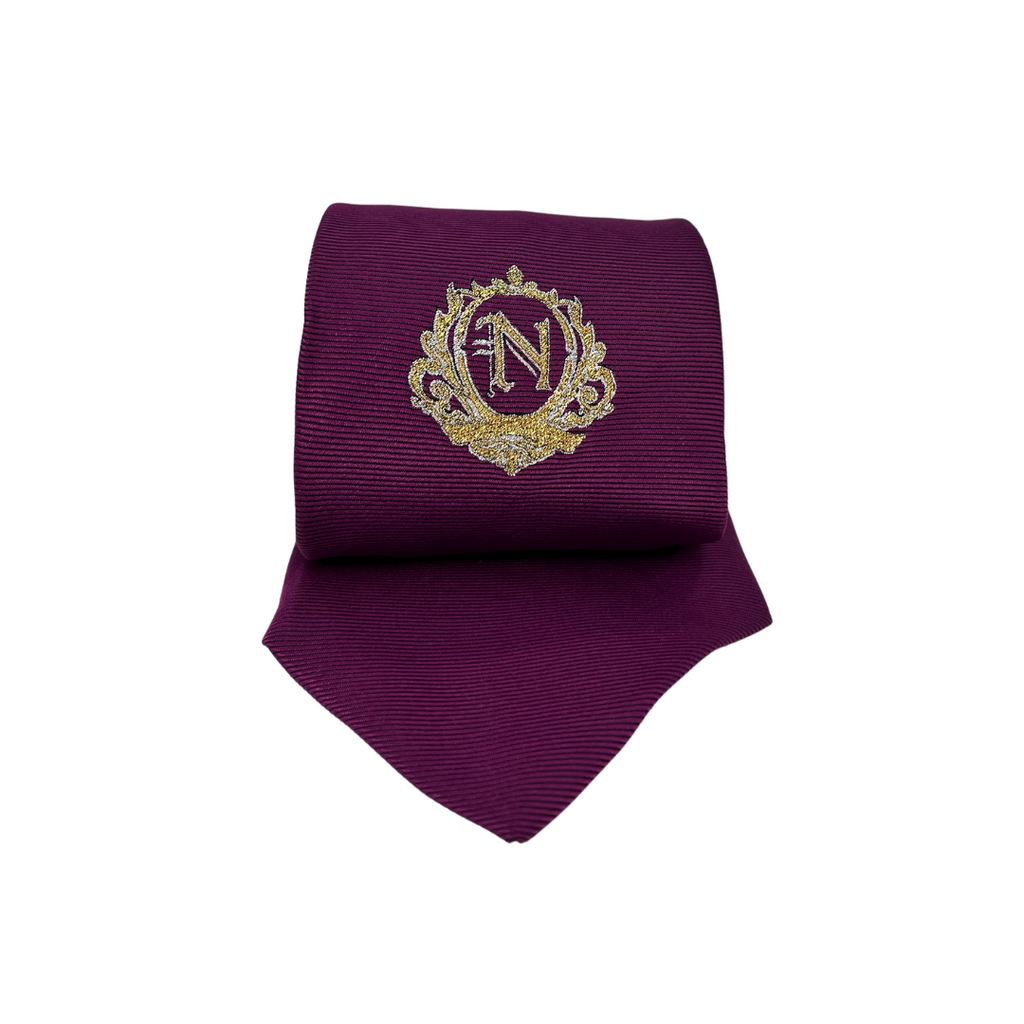 Corbata morada vino con escudo bordado