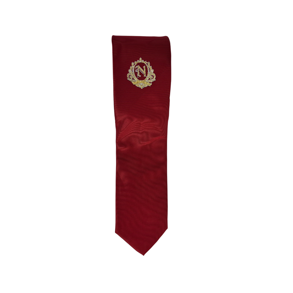 Corbata roja con escudo bordado