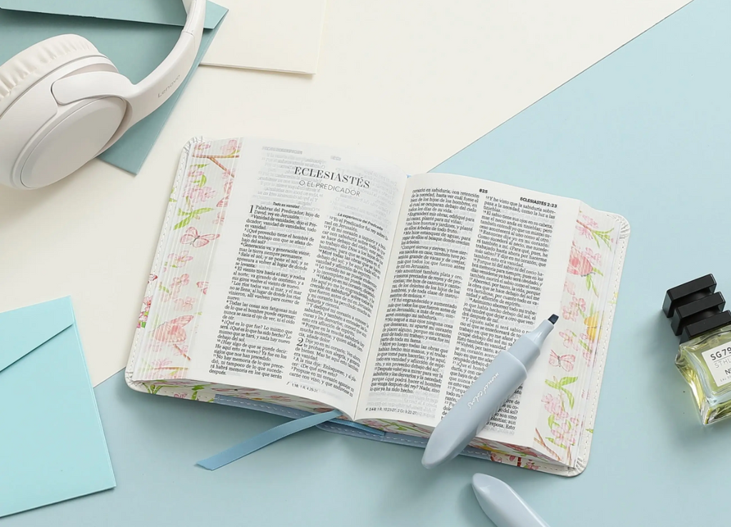 Biblia chica concordancia, canto pintado, letra 8 puntos, imitación piel azul/blanco