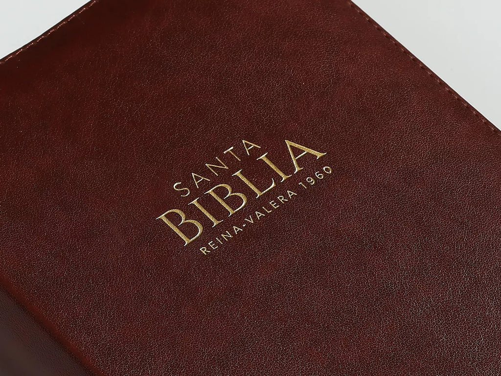 Biblia mediana con concordancia cierre canto dorado café oscuro