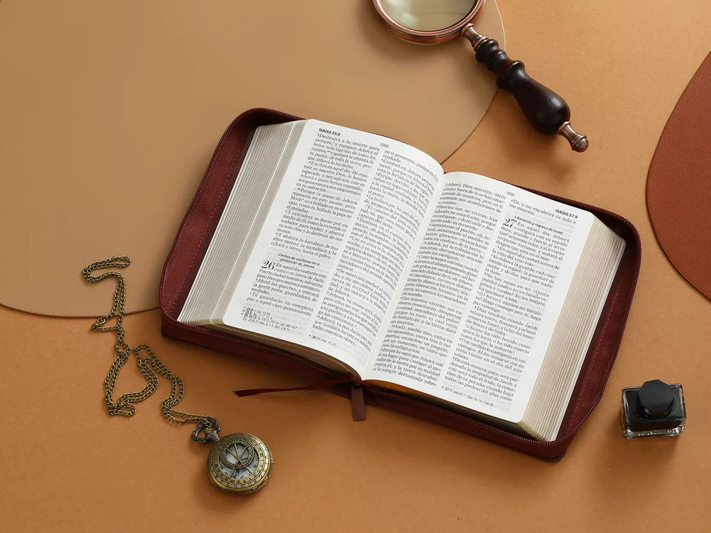 Biblia mediana con concordancia cierre canto dorado café oscuro