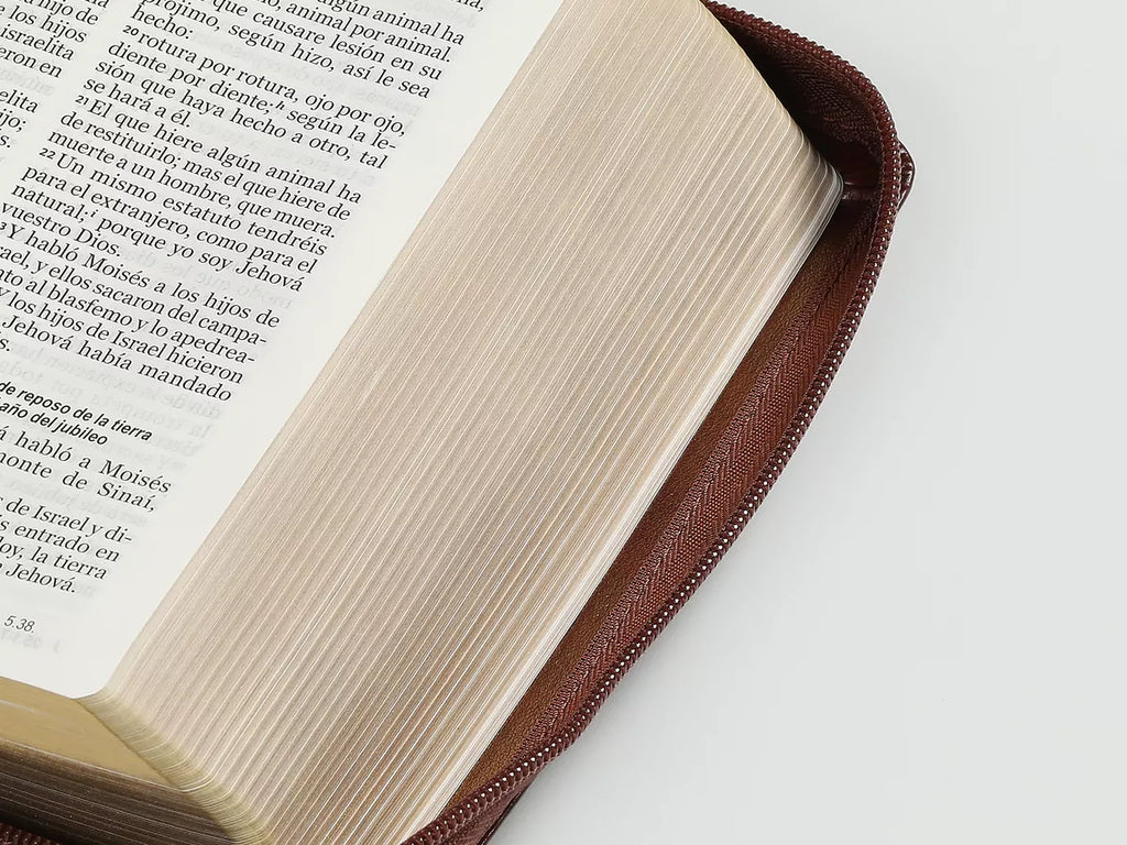 Biblia mediana con concordancia cierre canto dorado café oscuro