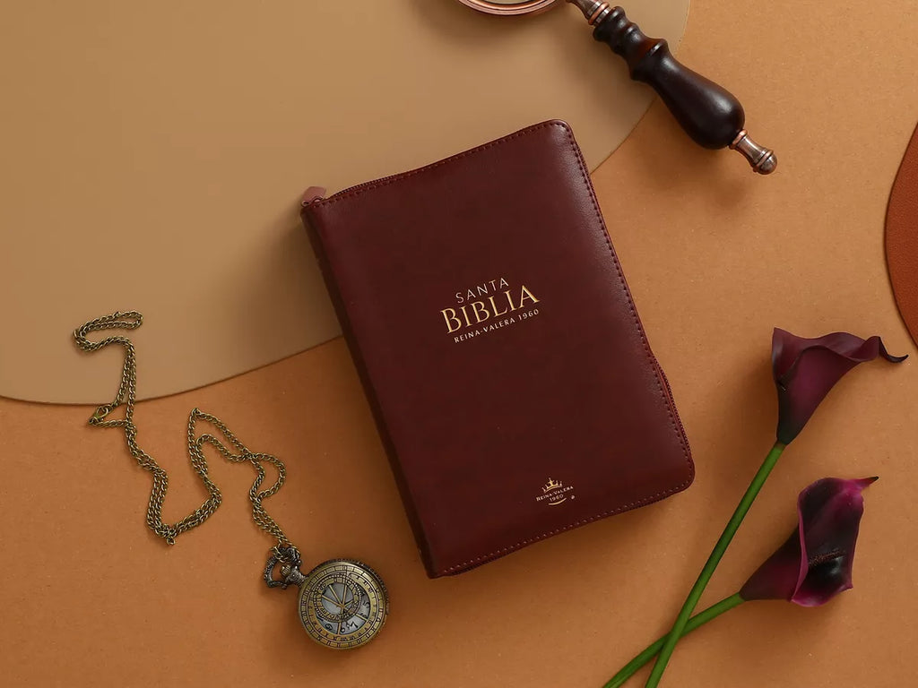 Biblia mediana con concordancia cierre canto dorado café oscuro