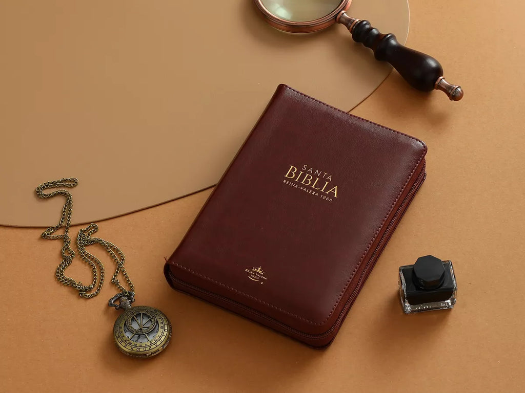 Biblia mediana con concordancia cierre canto dorado café oscuro