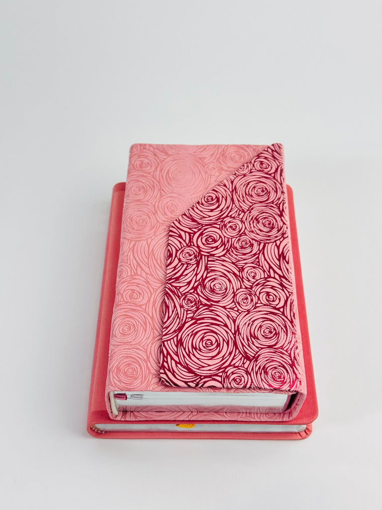 Biblia tipo cartera con solapa, rosa