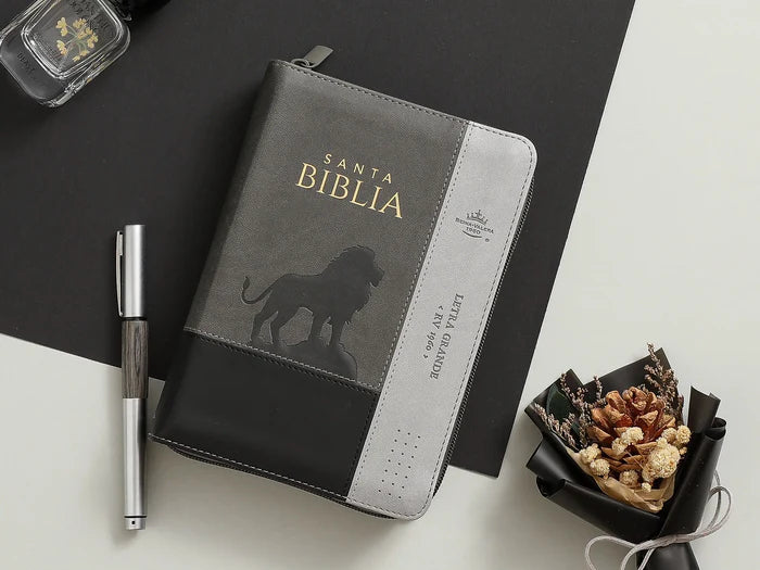 Biblia mediana con cierre índice canto dorado León letra grande 12 punto negro/gris